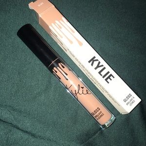 Kylie lip gloss in “so cute”
